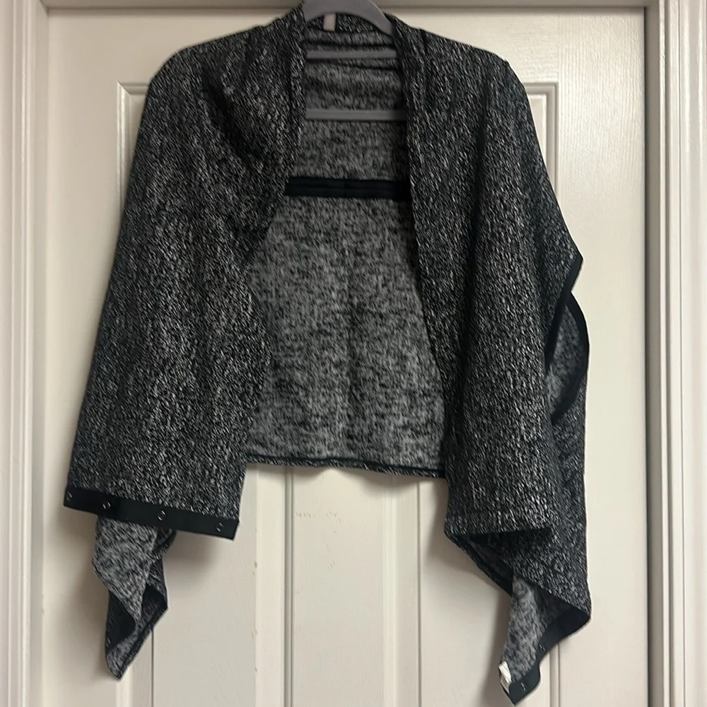 EUC Lululemon Vinyasa Wrap Scarf Snaps Arm Holes Black Gray O/S